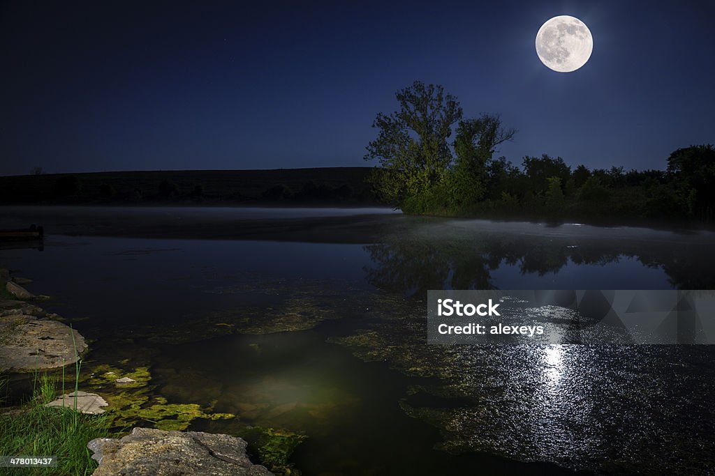 Luna sobre el lago - Foto de stock de Agua libre de derechos