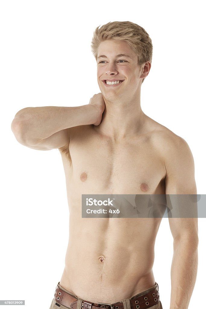 С открытой грудью человек стоя - Стоковые фото Мужчины роялти-фри