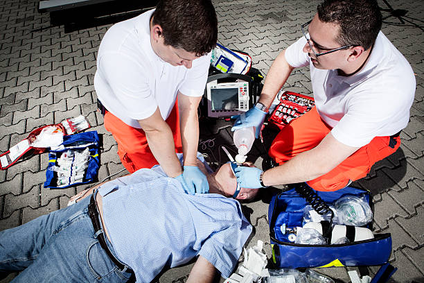 paramedics cpr equipos médicos de emergencia de primeros auxilios - cpr first aid paramedic rescue fotografías e imágenes de stock