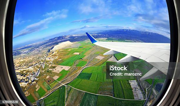 Blick Aus Dem Flugzeugfenster Auf Felder Und Die Berge Stockfoto und mehr Bilder von Flugzeug