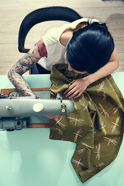 profesjonalne dressmaker w pracy - working tailor stitch sewing zdjęcia i obrazy z banku zdjęć