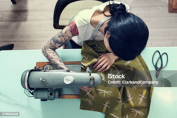 Dressmaker Profesional En El Trabajo Foto de stock y más banco de imágenes de Coser - Coser, Moda, Vestimenta