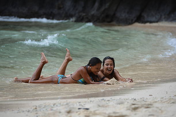 duas linda mulher estabelece na praia exótica - filipino ethnicity women philippines palawan - fotografias e filmes do acervo