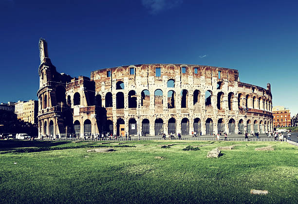 колизей в риме, италия - grass architectural detail architecture and buildings flavian стоковые фото и изображения