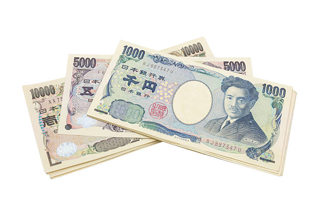 japanische yen-banknoten. währung von japan auf weißem hintergrund - japanischer yenschein stock-fotos und bilder