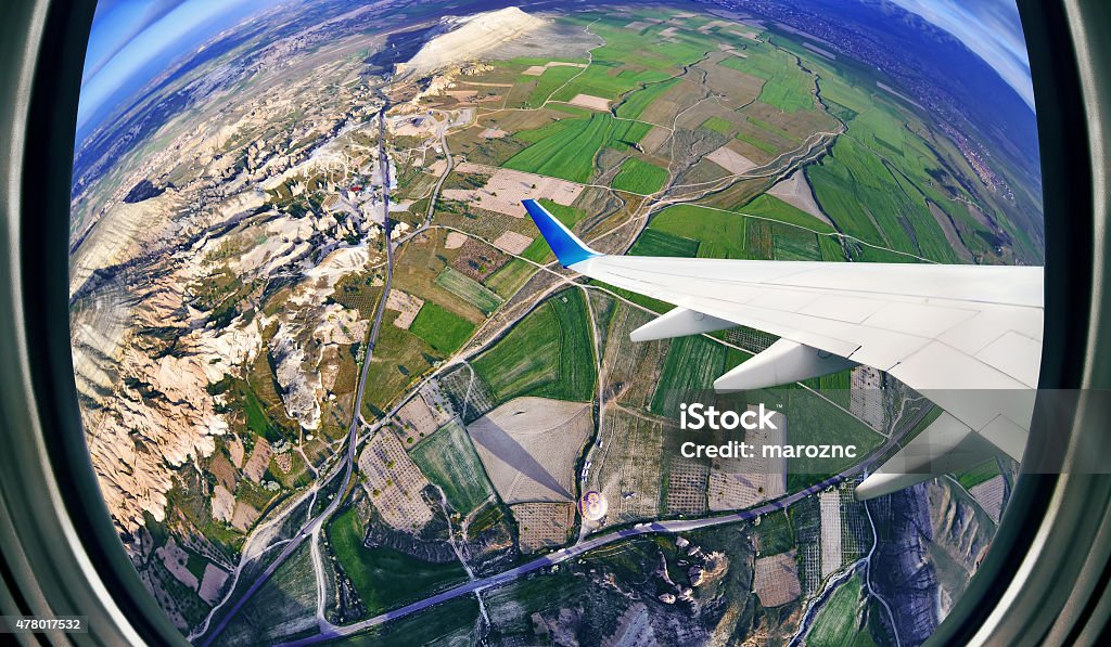 Blick aus dem Flugzeug-Fenster auf Felder und die Berge - Lizenzfrei 2015 Stock-Foto