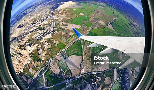 Blick Aus Dem Flugzeugfenster Auf Felder Und Die Berge Stockfoto und mehr Bilder von 2015