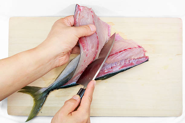 preparare una coda gialla giapponese in stile giapponese - sashimi white prepared fish hamachi foto e immagini stock