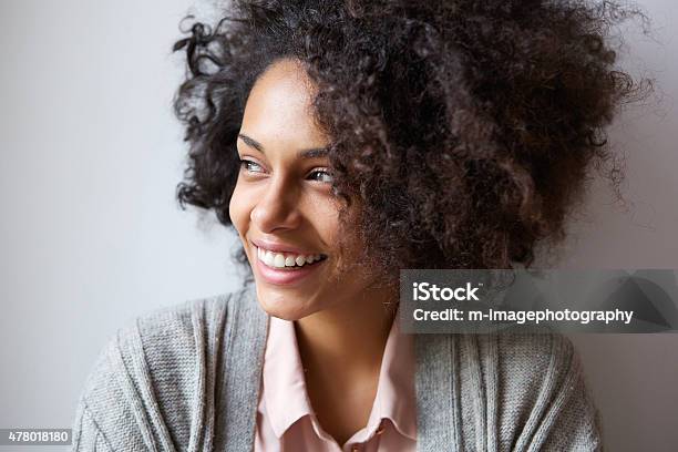 Schöne Schwarze Frau Lächeln Und Wegsehen Stockfoto und mehr Bilder von Ungestellt - Ungestellt, Porträt, Frauen