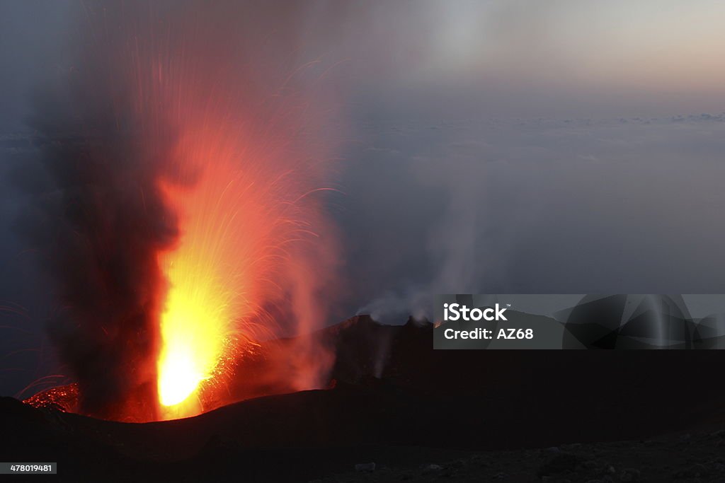 Wybuchający wulkan - Zbiór zdjęć royalty-free (Czerwony)