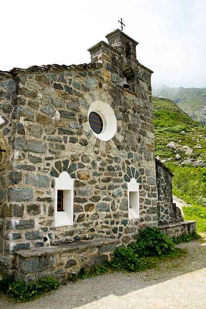 Chiesa di pietra in montagna. - foto stock