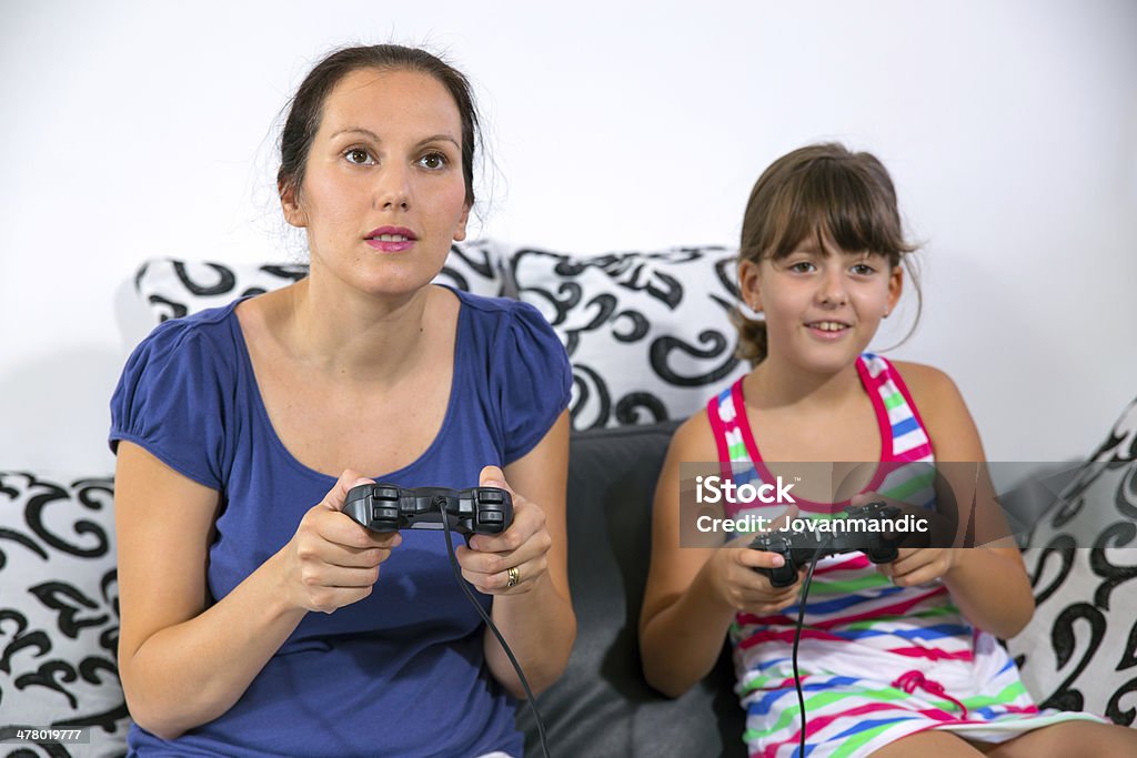 Madre e hija jugando videojuegos - Foto de stock de 30-39 años libre de derechos