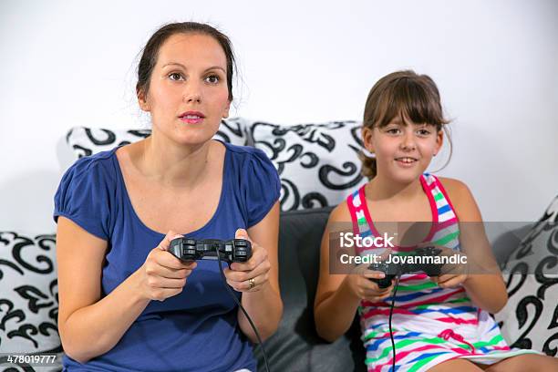 Madre E Hija Jugando Videojuegos Foto de stock y más banco de imágenes de 30-39 años - 30-39 años, 6-7 años, Adulto