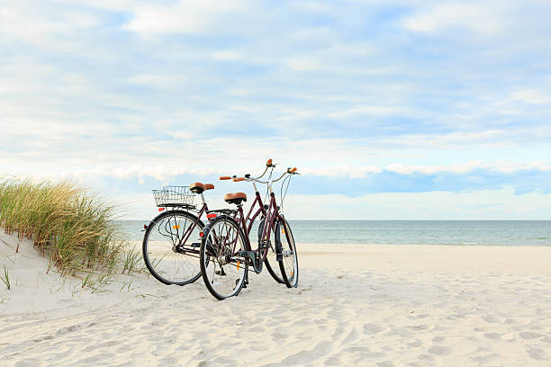 zwei fahrräder am strand - mecklenburg vorpommern fotos stock-fotos und bilder