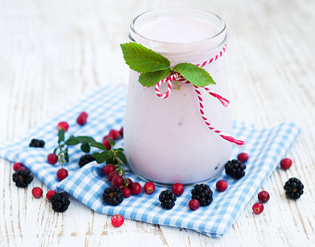 joghurt - healthy lifestyle cranberry healthy eating milk shake stock-fotos und bilder