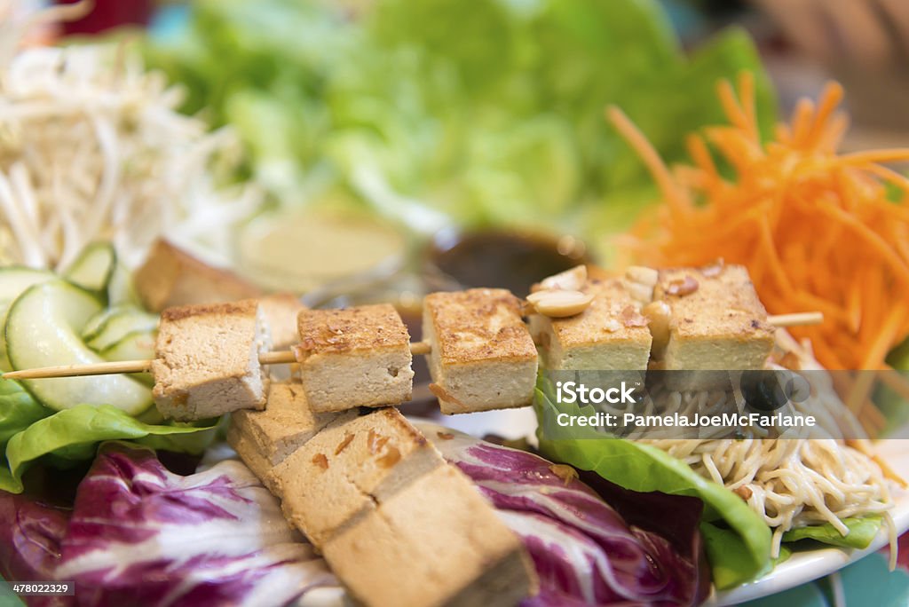 Destacan las imágenes deconstruidas vegetariana rollos de lechuga, Tofu, & salsa de fideos - Foto de stock de Cocido a la parrilla libre de derechos