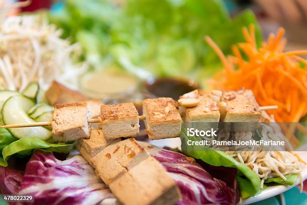 Destacan Las Imágenes Deconstruidas Vegetariana Rollos De Lechuga Tofu Salsa De Fideos Foto de stock y más banco de imágenes de Cocido a la parrilla