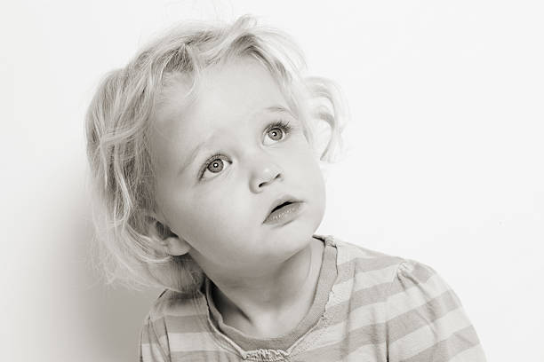 Bianco e nero foto di bambina con espressione seria - foto stock