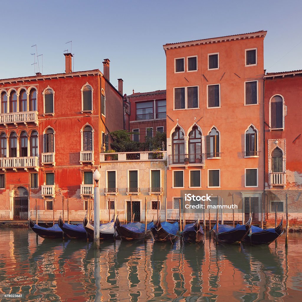 Palacios junto al Gran Canal en Venecia con acoplado gondolas - Foto de stock de Agua libre de derechos