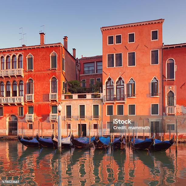 Palazzi Lungo Il Canal Grande Di Venezia Con Gondole Ancorata - Fotografie stock e altre immagini di Acqua