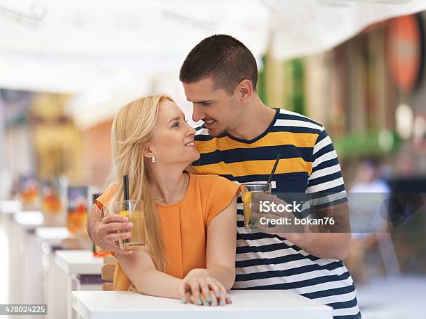 若いカップルの笑いとラウンジでカフェ - 20代のストックフォトや画像を多数ご用意 - 20代, 2人, くつろぐ
