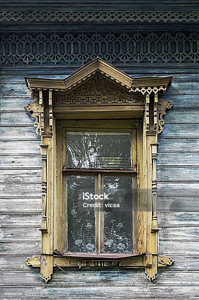 Antiga janela de madeira com muito finos esculpidos platbands - Royalty-free Aldeia Foto de stock