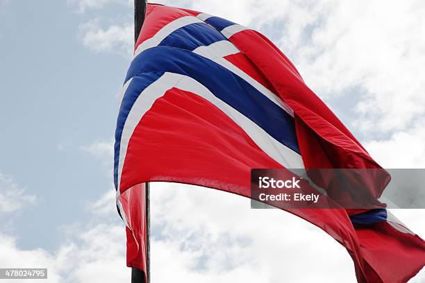 Bandeira Da Noruega Em Vermelho Branco E Azul - Fotografias de stock e mais imagens de Acenar - Acenar, Azul, Bandeira