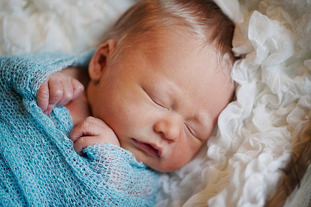 Primo piano del bambino neonato dormire - foto stock