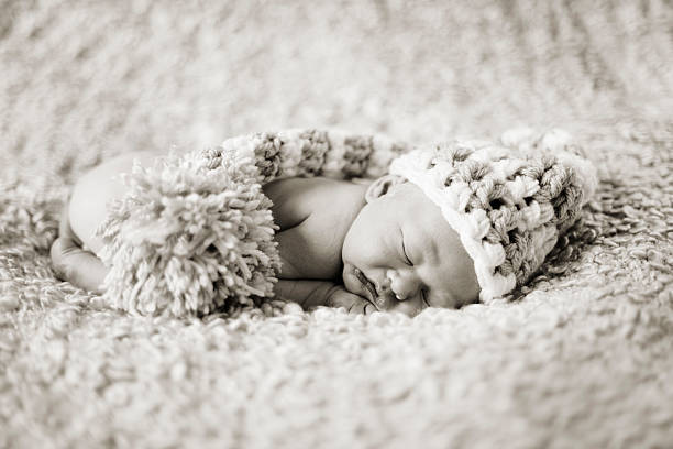 Neonato bambino addormentato con cappello - foto stock