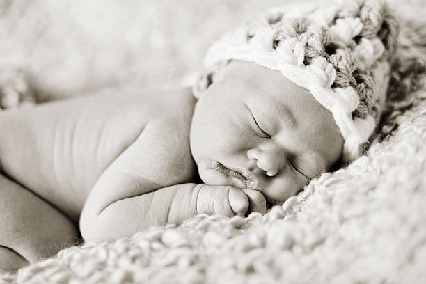 Neonato bambino addormentato con cappello - foto stock