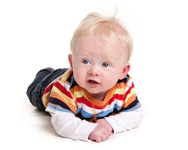 I baby ragazzo in maglietta a righe colorate - foto stock