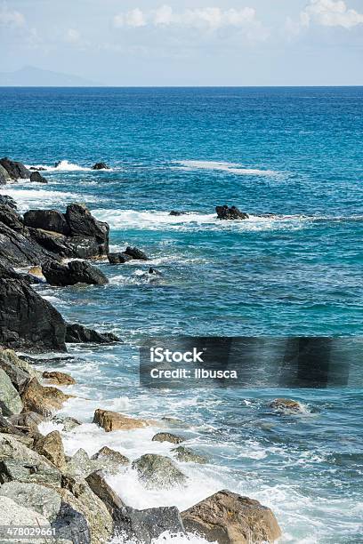 Mare E Rocce - Fotografie stock e altre immagini di Acqua - Acqua, Ambientazione esterna, Composizione verticale