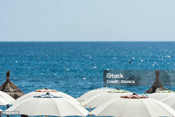 Praia Italiana E Guardasóis - Fotografias de stock e mais imagens de Areia - Areia, Azul, Beira d'Água