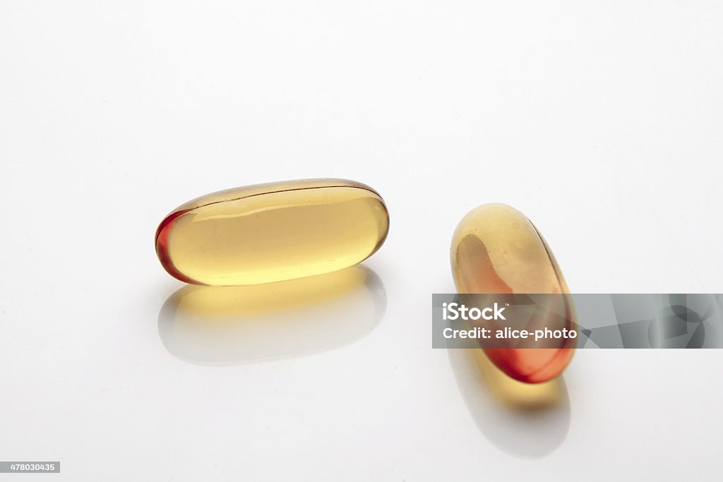 capsule di olio di vitamina di pesce isolato su sfondo bianco - Foto stock royalty-free di Alimentazione sana