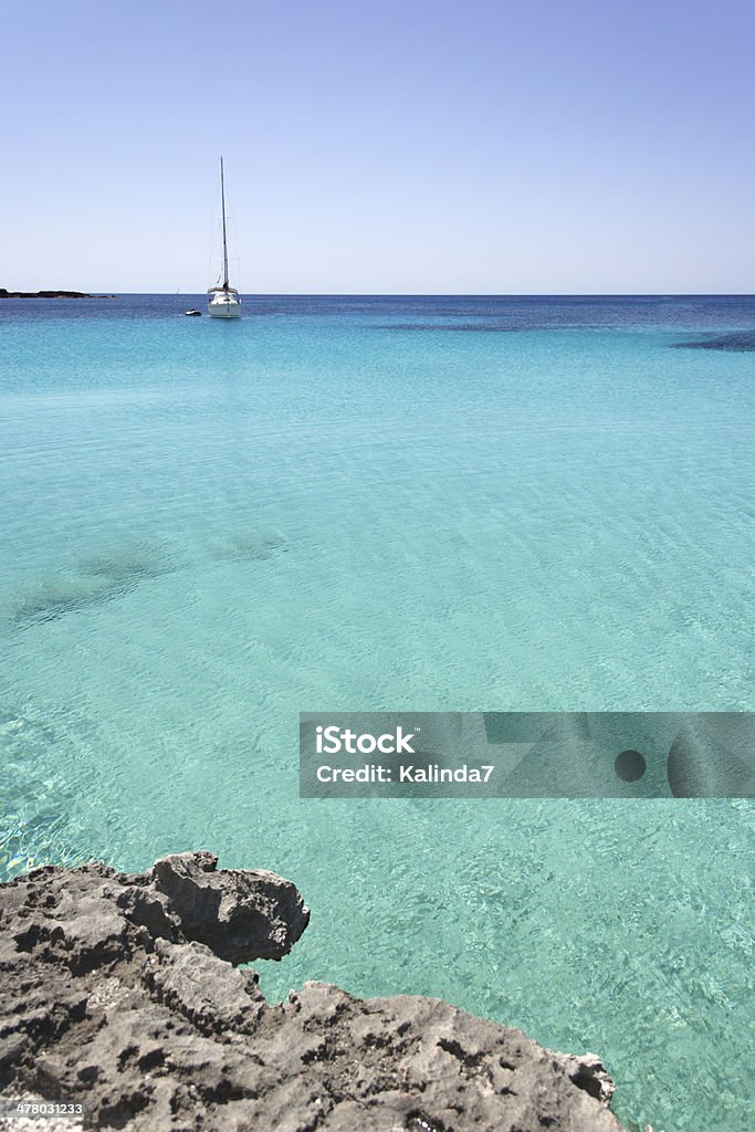 Cristalinas azul turquesa do Mar Mediterrâneo e a baía - Foto de stock de Ajardinado royalty-free