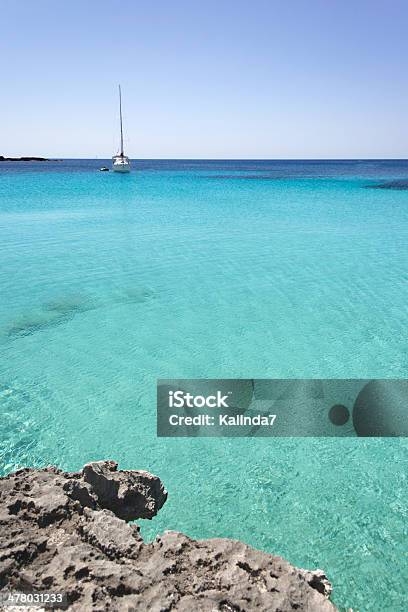 Foto de Cristalinas Azul Turquesa Do Mar Mediterrâneo E A Baía e mais fotos de stock de Ajardinado