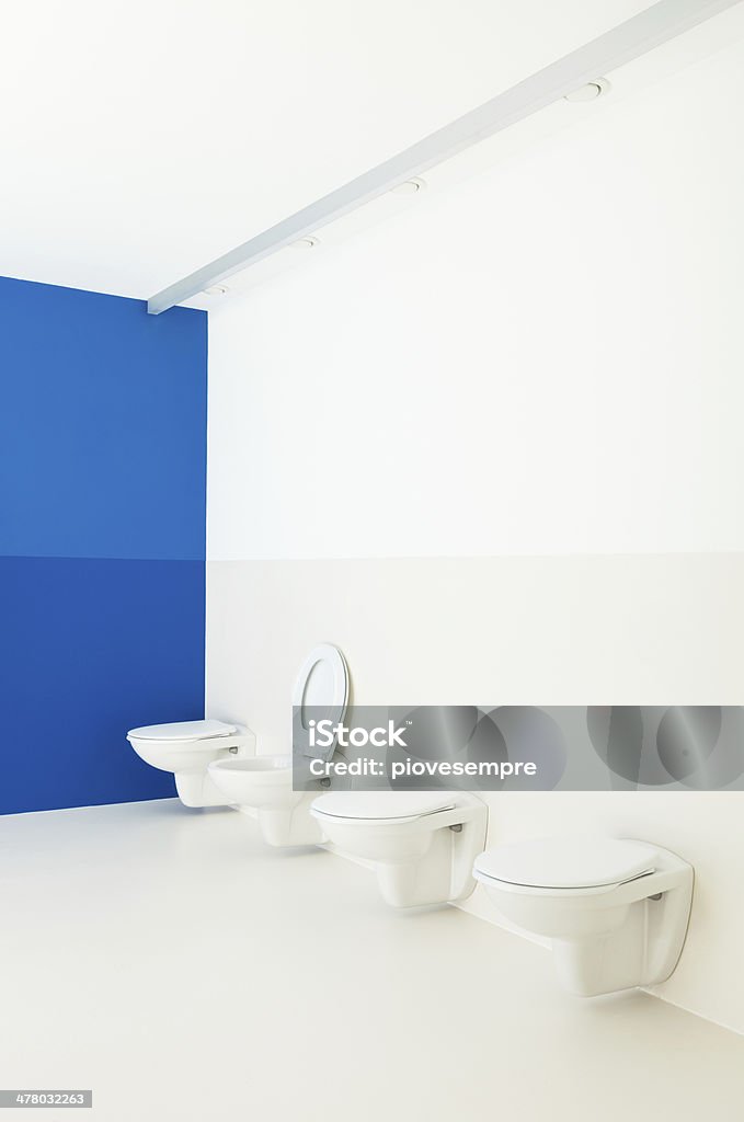 Öffentliches Badezimmer und Toiletten in einer Reihe - Lizenzfrei Architektur Stock-Foto