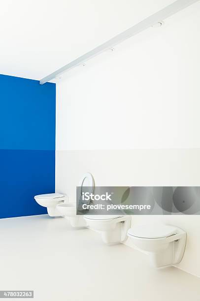 Foto de Banheiro Público Vasos Sanitários Em Uma Fileira e mais fotos de stock de Aberto - Aberto, Arquitetura, Azul