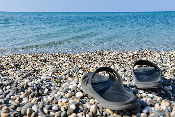 Flip-flops na frente do mar - fotografia de stock