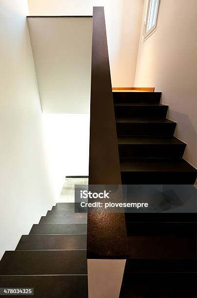 Moderna Casa Escalera Foto de stock y más banco de imágenes de Adosado - Adosado, Arquitectura, Blanco - Color