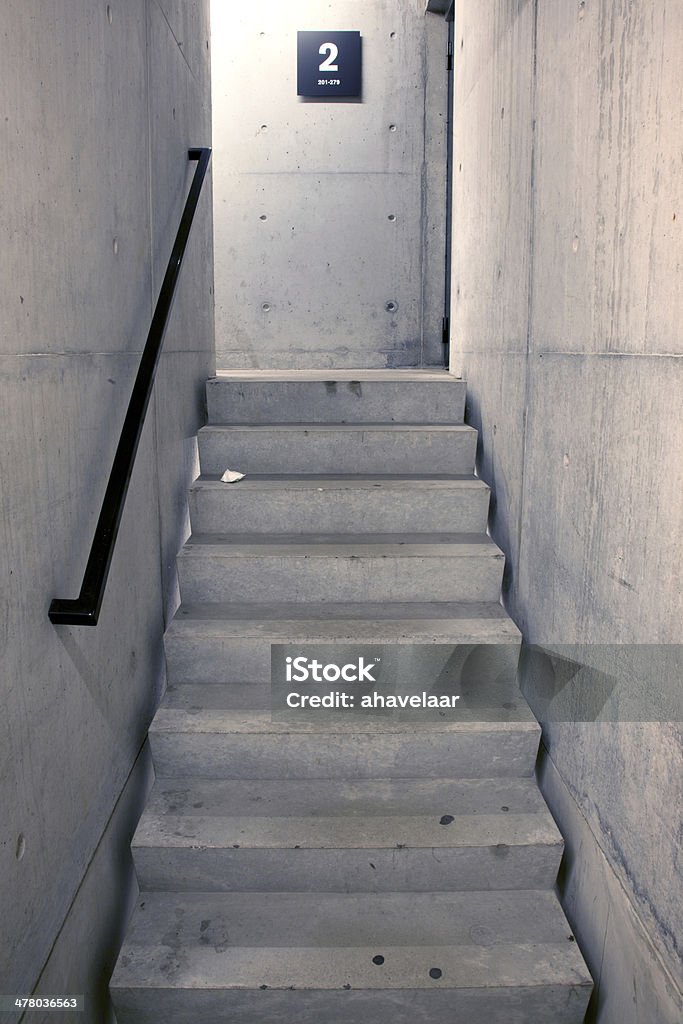 Escalier en béton et escaliers menant vers le haut au deuxième étage - Photo de Abstrait libre de droits