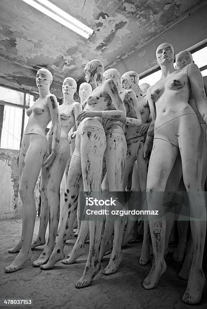 Foto de Manequins Em Armazém e mais fotos de stock de Abandonado - Abandonado, Antigo, Armazém