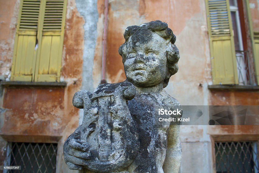 Très vieux Sculpture de l'Ange de marquer une maison abandonnée - Photo de Ange libre de droits