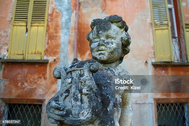 Photo libre de droit de Très Vieux Sculpture De Lange De Marquer Une Maison Abandonnée banque d'images et plus d'images libres de droit de Ange