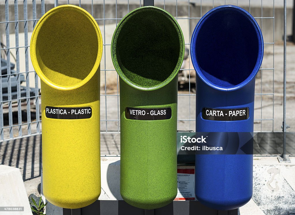 Italiana de clasificación de residuos de compartimientos poner verde en la calle - Foto de stock de Acera libre de derechos
