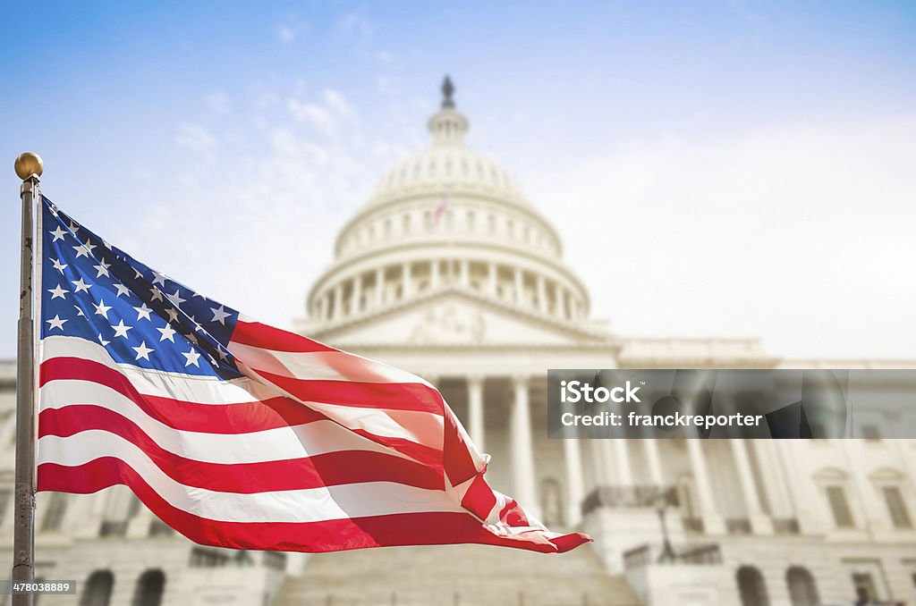 washintgton dc com bandeira dos EUA acenando - Foto de stock de Capitólio - Capitol Hill royalty-free