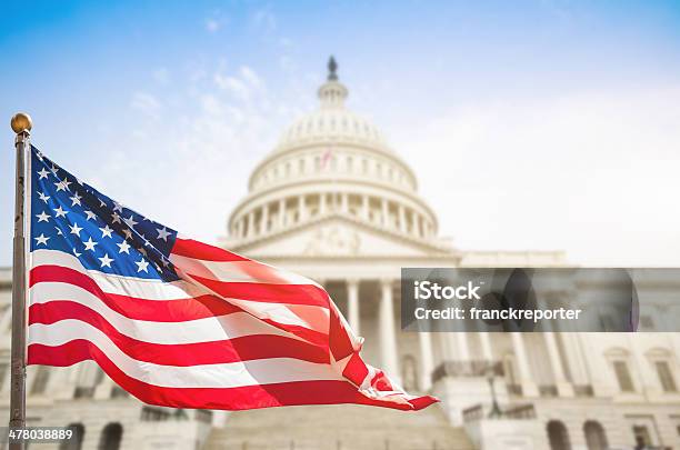 Foto de Washintgton Dc Com Bandeira Dos Eua Acenando e mais fotos de stock de Capitólio - Capitol Hill - Capitólio - Capitol Hill, Capitólio Estatal, Washington DC