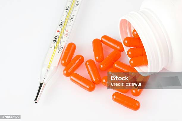 Orange Pillen Und Thermometer Auf Weißem Hintergrund Stockfoto und mehr Bilder von Acetylsalicylsäure