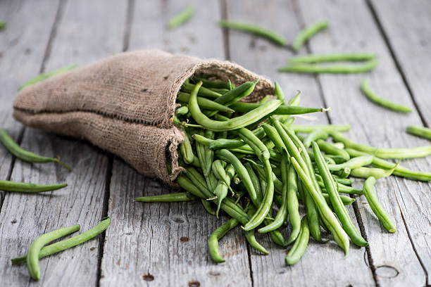 algunas frijoles verdes en madera - green bean fotografías e imágenes de stock