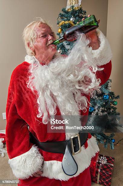 Crazy Old St Nick Foto de stock y más banco de imágenes de Borracho - Borracho, Papá Noel, Navidad